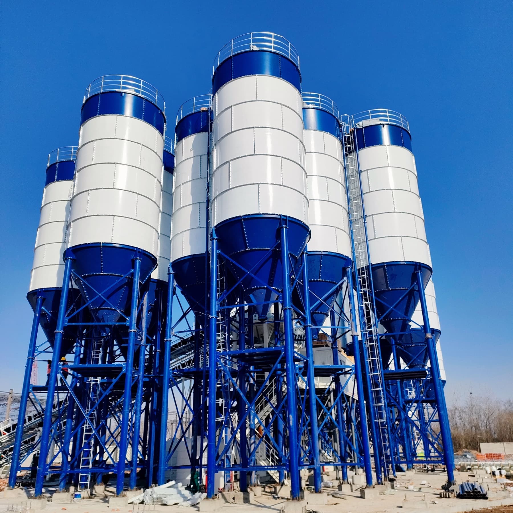 TIANYU 200-tonne vertical cement silos on a batching plant